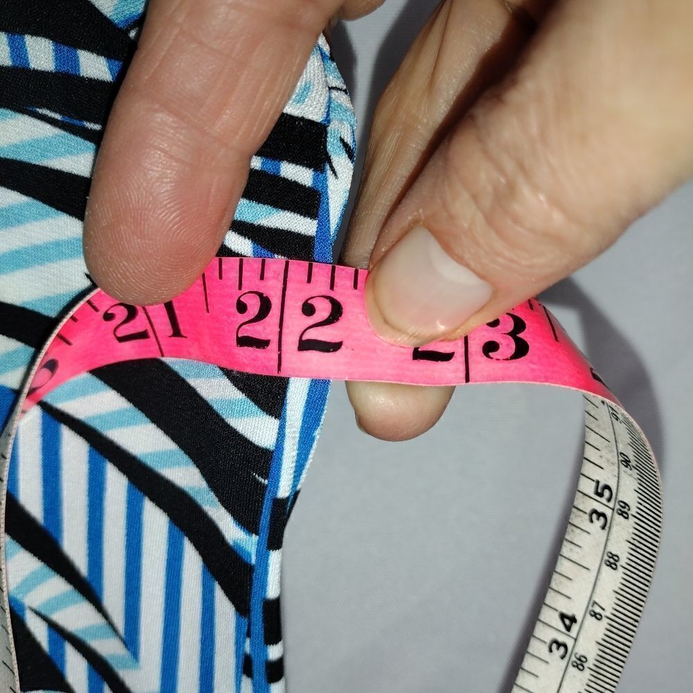 Jaclyn Smith top  - Picture 5 of 6